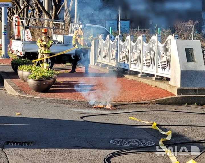 [제주=뉴시스] 19일 오전 9시18분께 제주시 노형동의 도로에서 고압전선이 절단돼 소방당국이 안전 조치에 나서고 있다. (사진=제주소방안전본부 제공) 2025.12.19. photo@newsis.com