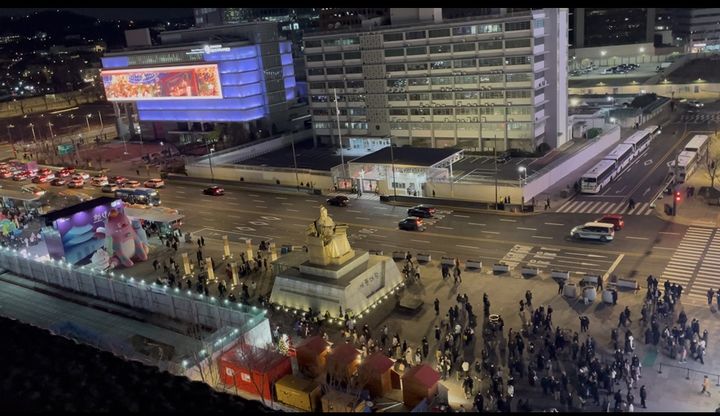 [서울=뉴시스] 최승혜 인턴기자 = 세종문화회관 옥상에서 바라본 세종대왕 동상과 주한미국대사관. 2025.12.12. video@newsis.com *재판매 및 DB 금지