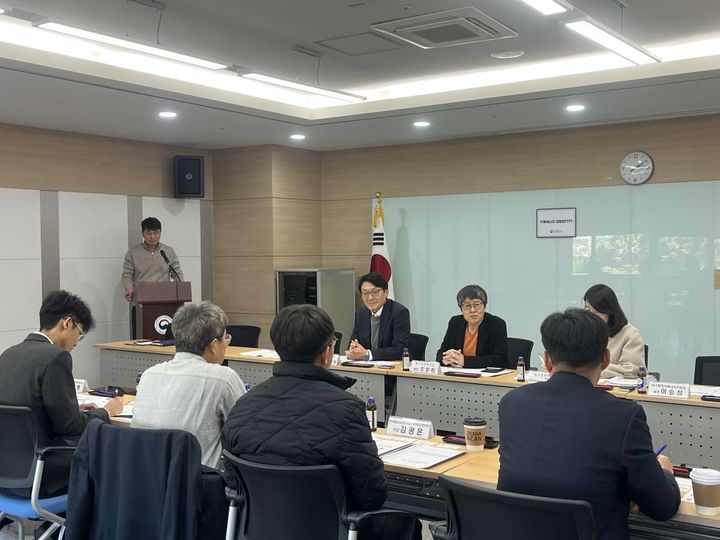 [대구=뉴시스] 기후에너지환경부 대구환경청은 '기후에너지 전담반(TF)'을 출범하고 대구시, 경북도, 한국수자원공사(낙동강유역본부) 등 관계 기관과 협력 방안을 논의했다. (사진=대구지방환경청 제공) 2025.12.19. photo@newsis.com *재판매 및 DB 금지