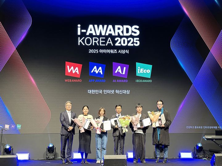 [울산=뉴시스] 한국석유공사 심재수 스마트데이터센터장(오른쪽 세번째)이 18일 열린 제22회 대한민국 웹서비스 혁신대상에서 정보서비스 부문 혁신대상을 수상하고 기념 촬영을 하고 있다. (사진=한국석유공사 제공) 2025.12.19. photo@newsis.com *재판매 및 DB 금지