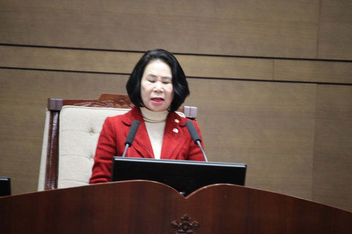 [천안=뉴시스] 최영민 기자=김행금 천안시의회 의장이 19일 제284회 제2차 정례회 제4차 본회의를 주재하고 있다. 2025.12.19 ymchoi@newsis.com *재판매 및 DB 금지