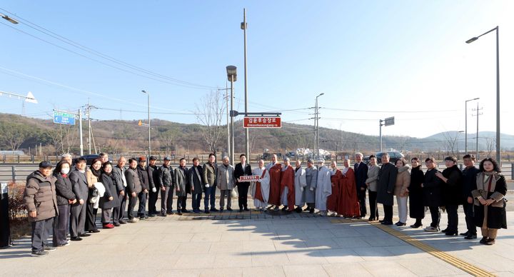 [용인=뉴시스]승장 김윤후 명예도로 제막식 참가자들(사진=용인시 제공)2025.12.19.photo@newsis.com *재판매 및 DB 금지