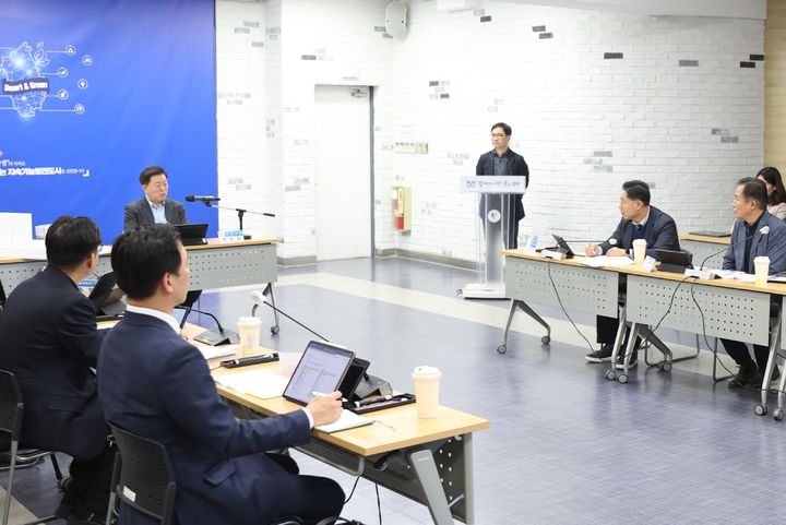 [광명=뉴시스]박승원 광명시장이 19일 시청 중회의실에서 열린 '광명시민건강체육센터 건립공사 기본 및 실시설계 용역' 최종보고회에서 인사말을 하고 있다.(사진=광명시 제공)2025.12.19.photo@newsis.com *재판매 및 DB 금지