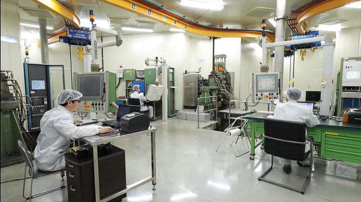 [서울=뉴시스]대한전선 당진케이블공장 VCV타워 내부 클린룸. (사진 = 업체 제공) 2025.12.19. photo@newsis.com *재판매 및 DB 금지