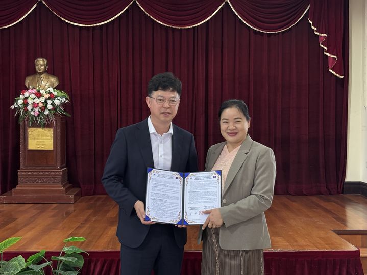 [횡성=뉴시스] 라오스 노동사회복지부와 신규 현지 지자체 추가 MOU 체결하고 있다. (사진=횡성군 제공)2025.12.19.photo@newsis.com *재판매 및 DB 금지