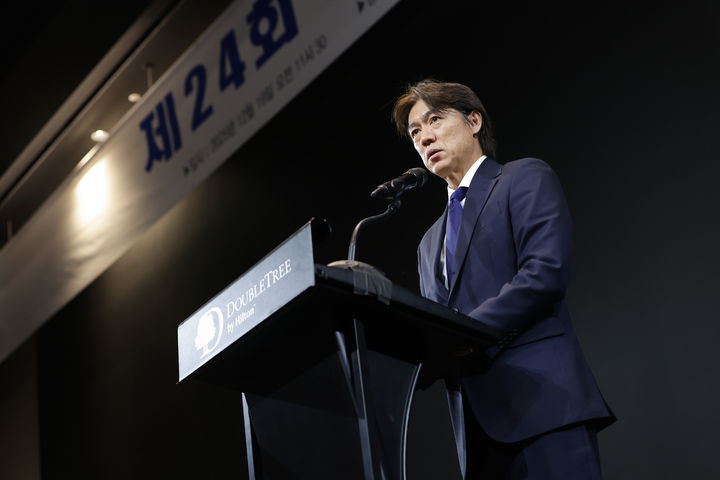[성남=뉴시스] 홍명보 한국 남자 축구 대표팀 감독이 19일 오전 11시30분 경기도 성남의 더블트리 바이 힐튼 서울 판교 그랜드볼룸에서 열린 '제24회 홍명보장학재단 장학금 수여식'에 앞서 인사말을 전하고 있다. (사진=홍명보장학재단 제공) 2025.12.18. photo@newsis.com *재판매 및 DB 금지