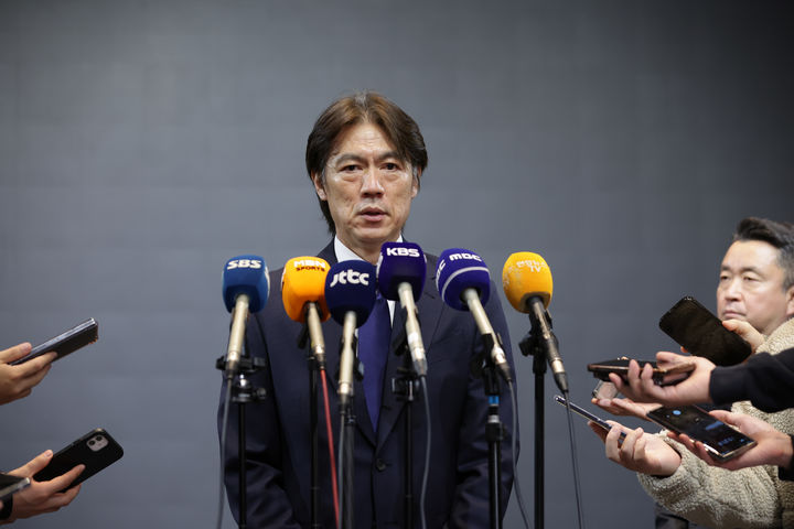 [성남=뉴시스] 홍명보 한국 남자 축구 대표팀 감독이 19일 오전 11시30분 경기도 성남의 더블트리 바이 힐튼 서울 판교 그랜드볼룸에서 열린 '제24회 홍명보장학재단 장학금 수여식' 이후 진행된 인터뷰에서 취재진의 질문에 답하고 있다. (사진=홍명보장학재단 제공) 2025.12.18. photo@newsis.com *재판매 및 DB 금지