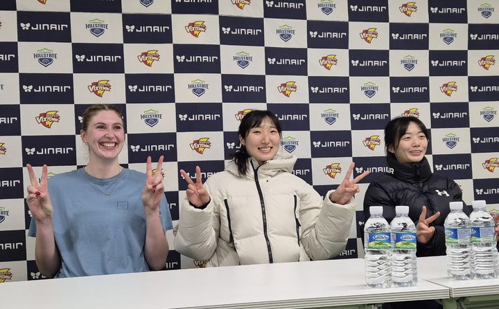 [수원=뉴시스] 문채현 기자 = 여자 프로배구 현대건설 카리(왼쪽부터), 정지윤, 김다인이 18일 수원체육관에서 열린 진에어 2025~2026 V-리그 여자부 경기에서 한국도로공사를 상대로 승리한 뒤 취재진과 인터뷰를 하고 있다. 2025.12.18. dal@newsis.com *재판매 및 DB 금지