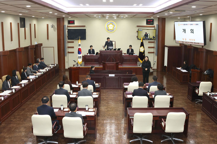 [광명=뉴시스] 이지석 광명시의회 의장이 19일 광명시의회 제297차 제2차 정례회 제3차 본회의 개의를 선언하고 있다. (사진=광명시의회 제공) 2025.12.19. photo@newsis.com *재판매 및 DB 금지