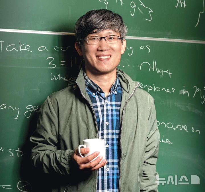 [포항=뉴시스] 송종욱 기자 = '한국과학상'을 받은 포스텍 차재춘 교수. (사진=포스텍 제공) 2025.12.19. photo@newsis.com