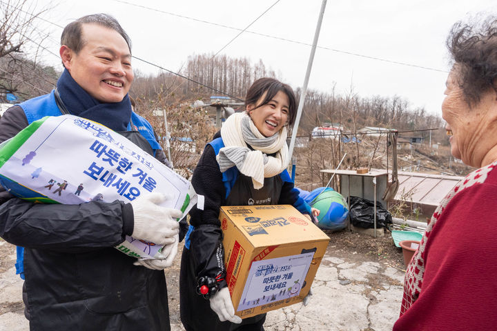 [세종=뉴시스] 기획재정부 복권위원회 이용욱 사무처장과 행복공감봉사단 단장 박하선 배우가 19일 서울 서대문구 홍제동 개미마을에서 사랑의 연탄 배달 봉사를 하고 있다. (사진=복권위원회 제공) *재판매 및 DB 금지