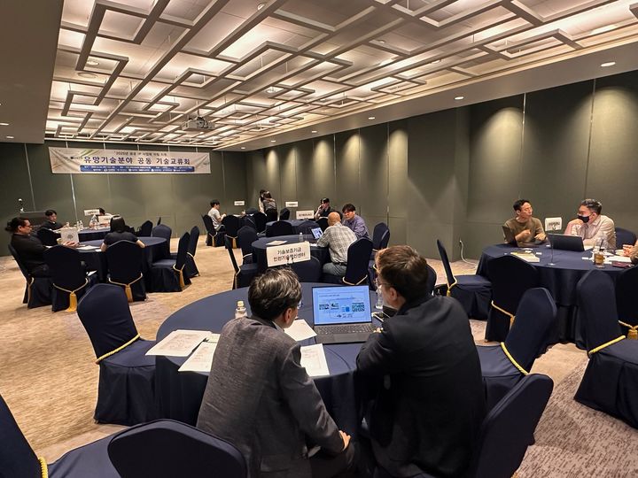 [세종=뉴시스] 한국농업기술진흥원(농진원)은 올 한해 눈 질환 기능성 소재와 장 건강 관련 프로바이오틱스 등 국민 생활과 밀접한 식품 기술들을 기업으로 이전하는 등의 성과를 거뒀다고 19일 밝혔다. 사진은 기술교류회 현장. (사진=농진원 제공) 2025.12.19. photo@newsis.com *재판매 및 DB 금지