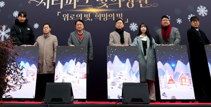 [청주=뉴시스] 19일 충북 청주시 상당구문화동 충북도청 서관 앞에서 열린 미디어아트 전시행사 '시티파크, 빛의 정원' 개막식에서 김영환 충북도지사 등 참석자들이 개막 버튼 세리머니를 하고 있다. (사진=충북도 제공) 2025.12.19. photo@newsis.com *재판매 및 DB 금지