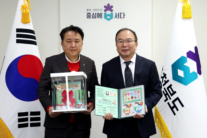 김영환(왼쪽) 충북도지사가 19일 청주시 상당구 문화동 충북도청에서 안광무 대한결핵협회 충북지부 회장에게 크리스마스 씰 성금을 전달한 뒤 기념촬영하고 있다. (사진=충북도 제공) 2025.12.19. photo@newsis.com *재판매 및 DB 금지