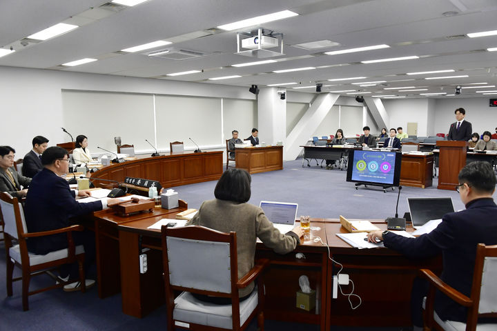 [광주=뉴시스] 송창헌 기자 = 19일 오전 광주시의회 예산결산특별위원회 회의실에서 정재영 광주관광공사 사장 후보자에 대한 인사청문회가 열리고 있다. (사진=시의회 제공) 2025.12.19 photo@newsis.com *재판매 및 DB 금지