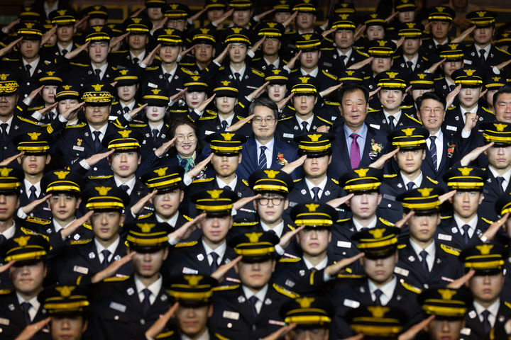 [수원=뉴시스] 19일 경기아트센터에서 열린 신임 소방공무원 임용식. (사진=경기도 제공) 2025.12.19. photo@newsis.com *재판매 및 DB 금지