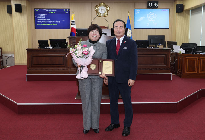 [청주=뉴시스] 이인숙 청주시의원(왼쪽)과 김현기 의장. photo@newsis.com *재판매 및 DB 금지