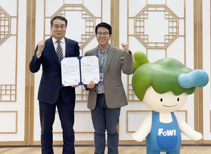 [대전=뉴시스] 한국산림복지진흥원이 19일 안전보건경영시스템 'ISO 45001' 인증을 획득했다. 황성태(왼쪽) 진흥원 부원장이 인증 취득 뒤 기념촬영을 하고 있다.(사진=한국산림복지진흥원 제공) *재판매 및 DB 금지