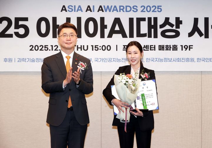 서울 중구 프레스센터에서 열린 '2025 아시아 AI 대상'에서 김연수 한컴 대표(오른쪽)와 류제명 과학기술정보통신부 제2차관이 기념사진을 촬영하고 있다. (사진=한글과컴퓨터 제공) *재판매 및 DB 금지