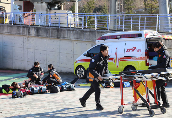 [태백=뉴시스] 강원소방학교에서 진행된 일선 소방서 구급대원들의 '다수사상자 대응' 실전 훈련 모습.(사진=강원소방학교 제공) 2025.12.19. photo@newsis.com *재판매 및 DB 금지
