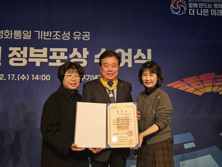 [밀양=뉴시스] 민주평화통일자문회의 밀양시협의회 김영진(가운데) 회장이 민주평통 평화통일 기반 조성 유공 2025년 정부포상 수여식에서 국민훈장 동백장을 수훈했다. (사진= 밀양시 제공) 2025.12.19. photo@newsis.com *재판매 및 DB 금지