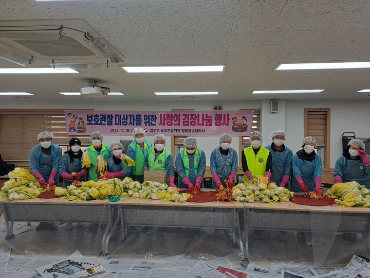 [밀양=뉴시스] 밀양·창녕보호관찰소협의회 회원 20여 명이 보호관찰 대상자들을 위한 사랑의 김장김치 나누기 행사를 하고 있다. (사진= 밀양시 제공) 2025.12.19. photo@newsis.com *재판매 및 DB 금지