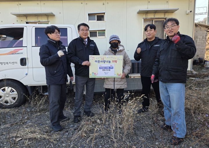 [밀양=뉴시스] 삼랑진읍이 권순기씨로부터 전달받은 연탄을 취약계층 가구에 전달하고 있다. (사진= 밀양시 제공) 2025.12.19. photo@newsis.com *재판매 및 DB 금지