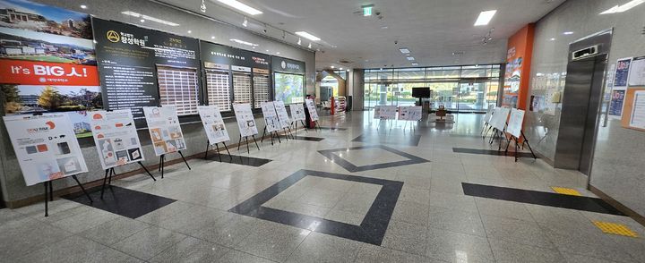 [대전=뉴시스] 대덕대 RISE 로고 디자인 공모전 출품 작품들 전시 모습. (사진=대덕대 제공) 2025.12.19. photo@newsis.com *재판매 및 DB 금지