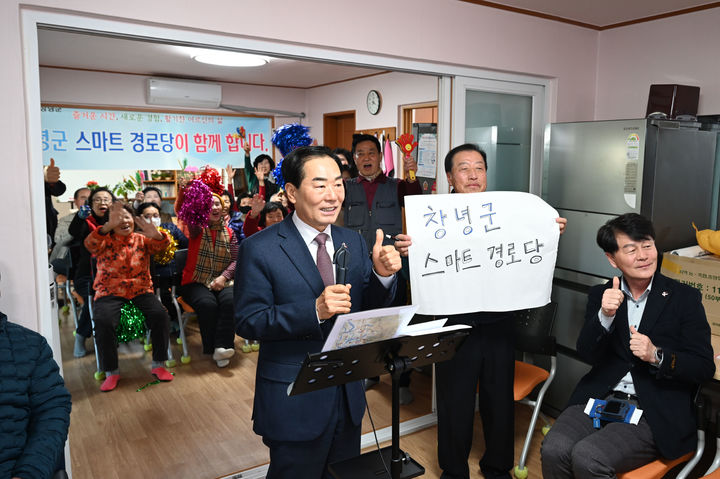 [창녕=뉴시스] 성낙인 군수가 스마트경로당 시범교육에 참여 작동상태를 점검하고 군민들과 기념촬영을 하고 있다. (사진= 창녕군 제공) 2025.12.19. photo@newsis.com *재판매 및 DB 금지