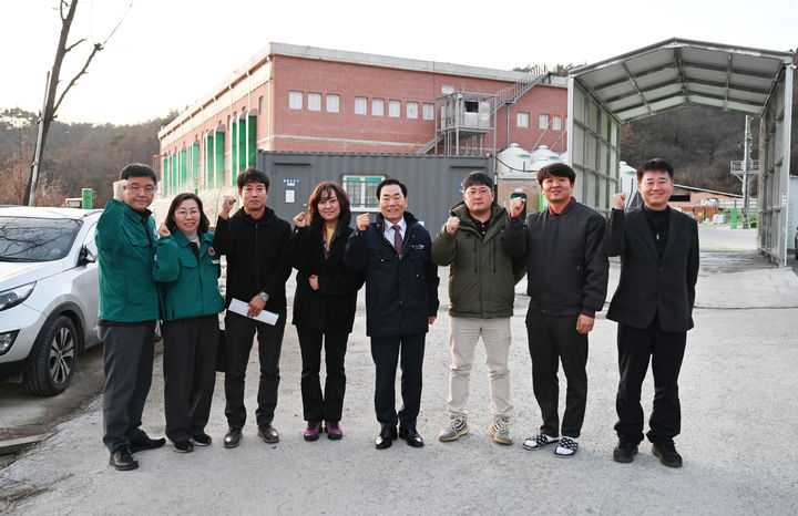 [창녕=뉴시스] 성낙인 군수가 상철농장을 방문해 관계자들과 기념촬영을 하고 있다. (사진= 창녕군 제공) 2025.12.19. photo@newsis.com *재판매 및 DB 금지