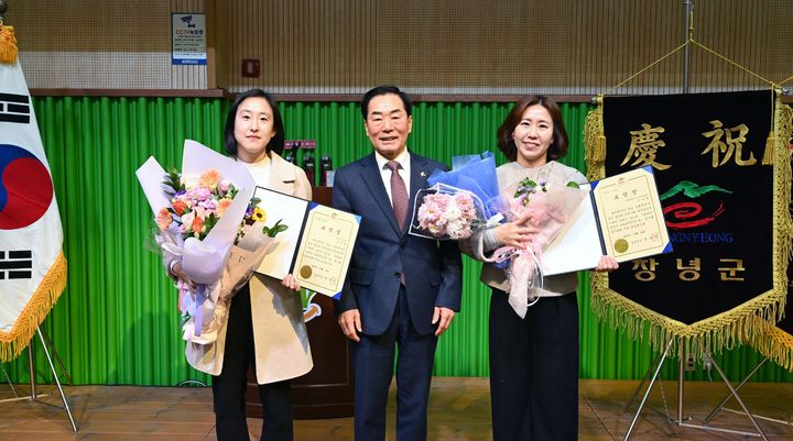 [창녕=뉴시스] 성낙인 군수가 사회복지인의 날 기념 표창 대상자와 기념촬영을 하고 있다. (사진= 창녕군 제공) 2025.12.19. photo@newsis.com *재판매 및 DB 금지