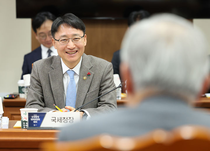 임광현 국세청장이 19일 서울 종로구 서울지방국세청에서 열린 국세행정개혁위원회 회의에서 미래혁신 추진과제에 대해 논의하고 있다.(사진 : 국세청 제공) 2025.12.19. *재판매 및 DB 금지