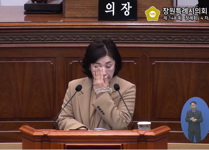 [창원=뉴시스] 강경국 기자 = 구점득 경남 창원시의원이 19일 열린 제148회 창원시의회 제4차 본회의에서 손태화 의장과 관련된 신상발언을 하던 중 눈문을 닦고 있다. (사진=창원시의회 유튜브 갈무리). 2025.12.19. photo@newsis.com *재판매 및 DB 금지