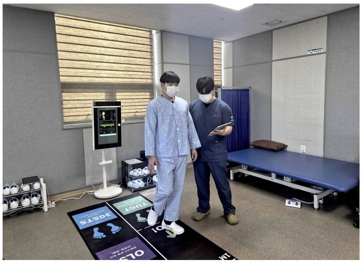 [서울=뉴시스] 아이엠재활병원은 19일 솔티드(SALTED)의 인공지능(AI) 기반 신체기능·보행평가 솔루션 '뉴로게이트(Neurogait) 인솔'를 회복기 재활병원 최초로 본격 도입했다고 19밝혔다. (사진=솔티드 제공) 2025.12.19. photo@newsis.com *재판매 및 DB 금지