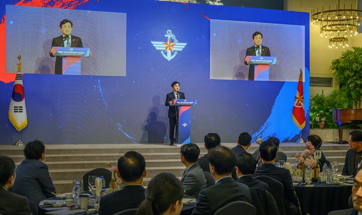 [서울=뉴시스] 안규백 국방부 장관이 19일 오전 전쟁기념관 컨벤션센터에서 개최된 국방부 정책자문위원회 전체회의에서 인사말씀을 하고 있다. (사진=국방부 제공) 2025.12.19. photo@newsis.com *재판매 및 DB 금지