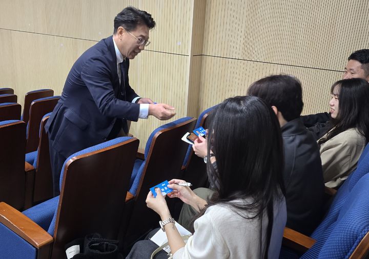 청주시장 출마 준비 중인 더불어민주당 허창원 전 충북도의원이 선거운동 명함을 배부하고 있다. (사진=허창원 전 충북도의원 제공) *재판매 및 DB 금지