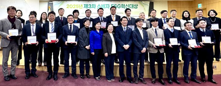 [원주=뉴시스] '소비자 환경·사회·지배구조(ESG) 혁신 대상' 시상식에서 환경혁신상 수상하고있다. (사진=한국보훈복지의료공단 제공) 2025.12.19. photo@newsis.com *재판매 및 DB 금지