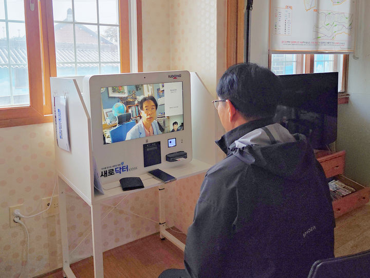 [서울=뉴시스] 일동제약그룹의 종합 헬스케어 플랫폼 기업 새로엠에스가 전남 영광군의 '건강 증진형 스마트 경로당 구축 사업' 관련, 관내 25개 경로당에 비대면 진료용 키오스크 '새로닥터' 공급을 완료했다. (사진=일동제약그룹 제공) 2025.12.22. photo@newsis.com *재판매 및 DB 금지