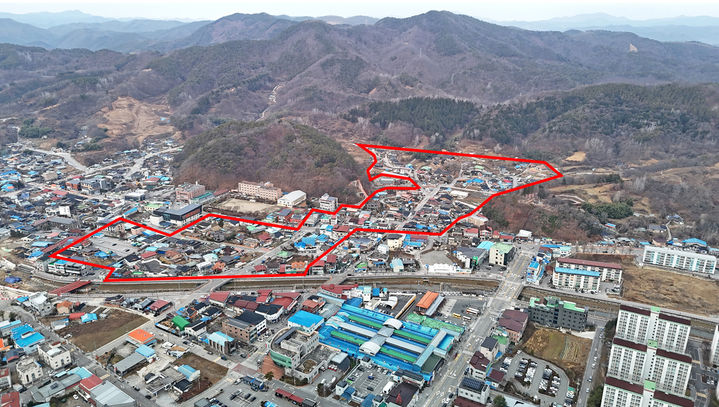 [임실=뉴시스] 전북 임실군이 국토교통부의 '2025년 노후주거지정비 지원사업' 공모에 선정돼 총 215억원이 투입되는 노후주거정비사업을 추진한다. 붉은 선표시 지역이 사업 대상인 이도지구다. *재판매 및 DB 금지