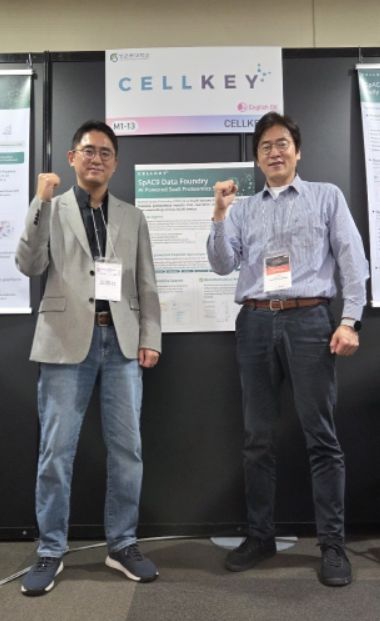 [서울=뉴시스] 지난 18일 이남용 셀키에이아이 대표(오른쪽)와 이상용 최고운영책임자(COO)가 한 행사에 마련된 셀키 부스 앞에서 화이팅을 외치고 있다. (사진=셀키에이아이 제공) 2025.12.19. photo@newsis.com *재판매 및 DB 금지