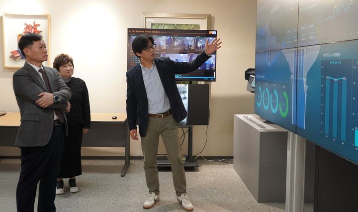 [태안=뉴시스] 이정복(왼쪽) 한국서부발전 사장이 19일 여성벤처기업 지원방안을 찾기 위해 하이브시스템 본사를 찾아 관계자로부터 관제 영상 기술 설명을 듣고 있다. (사진=한국서부발전 제공) 2025.12.19. photo@newsis.com *재판매 및 DB 금지