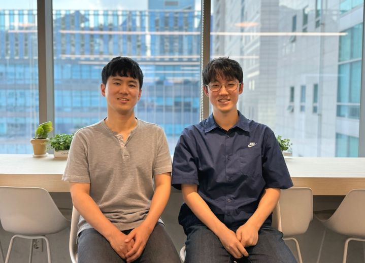 [서울=뉴시스] 19일 에이아이트릭스에 따르면 이주형 연구원(왼쪽·형), 이관형 연구원 (동생) 이 함께 근무하고 있다. (사진=에이아이트릭스 제공) 2025.12.19. photo@newsis.com *재판매 및 DB 금지