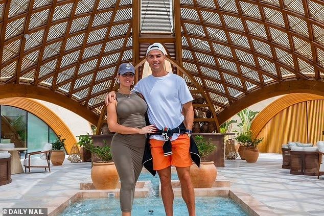 [서울=뉴시스] 크리스티아누 호날두(40)와 그의 약혼자 조지나 로드리게스(31).(사진출처: 데일리메일 캡처)2025.12.19.