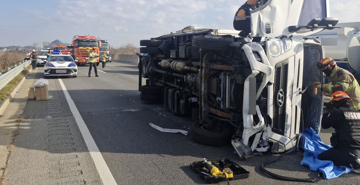 [군산=뉴시스] 19일 오후 2시4분께 전북 군산시 옥산면을 지나는 전주 방면 21번 국도에서 카니발 차량 2대와 2.5t 화물차가 연달아 부딪힌 뒤 화물차가 전도돼 소방대원이 구조작업을 진행하고 있다. (사진=전북도소방본부 제공) 2025.12.19. photo@newsis.com *재판매 및 DB 금지