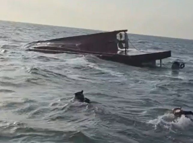 [인천=뉴시스] 19일 오후 2시14분께인천 옹진군 선미도 북쪽 13km 해상에서 어선이 전복돼 해경이 구조 작업에 나서고 있다. (사진=인천해양경찰서 제공) 2025.12.19. photo@newsis.com *재판매 및 DB 금지