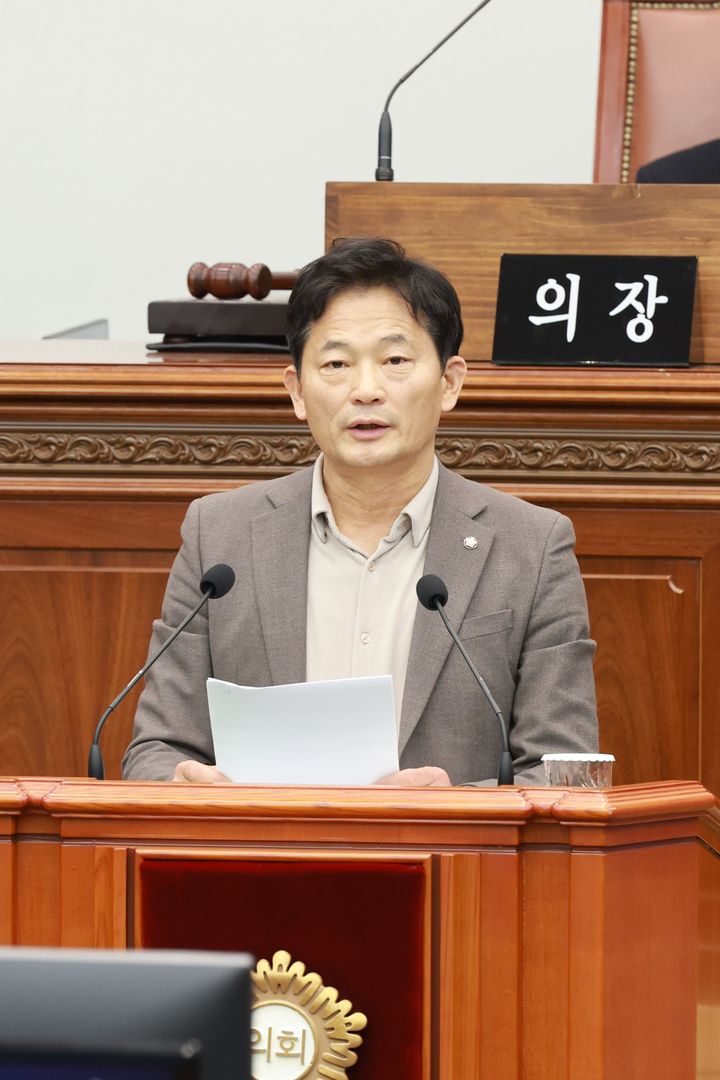 [창원=뉴시스] 강경국 기자 = 박해정 경남 창원시의원이 19일 열린 제148회 정례회 제4차 본회의에서 5분 발언을 하고 있다. (사진=창원시의회 제공). 2025.12.19. photo@newsis.com *재판매 및 DB 금지