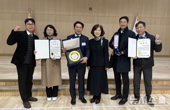 [서울=뉴시스]경상남도 감사위원회 배종궐(왼쪽서 세 번째) 위원장이 19일 서울 감사원 제1별관 대강당에서 열린 '2025년 자체감사활동 포상행사' 시상식에서 17개 광역지자체 중 성과향상 부문 최우수기관으로 선정돼 감사원장 표창을 받은 후 기념촬영하고 있다.(사진=경남도 제공) 2025.12.19. photo@newsis.com