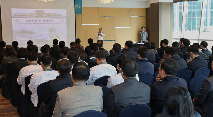 [정선=뉴시스] 강원랜드 감사위원회는 19일 강원경찰청 고속도로 순찰대 대장 김기원 경정이 강사로 나서 하이원 그랜드호텔 5층 소연회장에서 강원랜드 임직원을 대상으로 음주운전 예방교육을 실시하고 있다. (사진=강원랜드 제공) 2025.12.19. photo@newsis.com&nbsp; *재판매 및 DB 금지