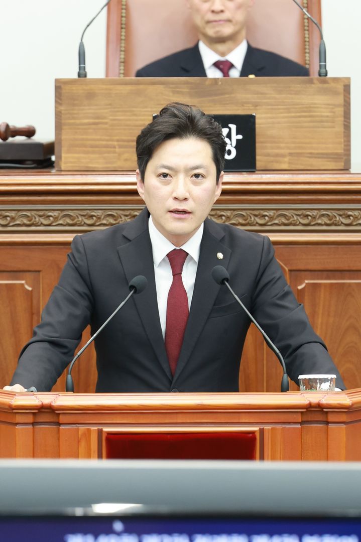 [창원=뉴시스] 강경국 기자 = 김영록 경남 창원시의원이 19일 열린 제148회 정례회 제4차 본회의에서 5분 발언을 하고 있다. (사진=창원시의회 제공). 2025.12.19. photo@newsis.com *재판매 및 DB 금지