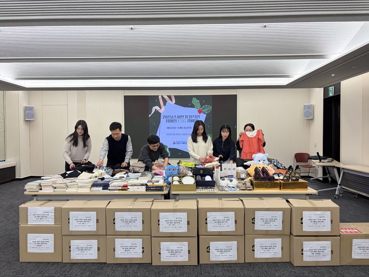 [서울=뉴시스] 지난 18일 서울시 종로구 SGI서울보증 본사에서 물품정리 행사에 참여한 SGI서울보증 직원들이 기념사진을 촬영하고 있다. (사진=SGI서울보증 제공) 2025.12.19. photo@newsis.com *재판매 및 DB 금지